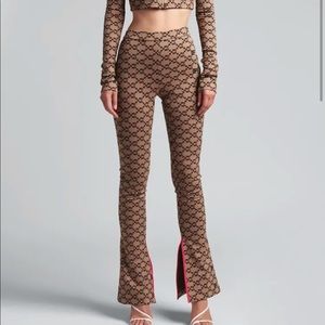 Off-White Leggings / Pants in Monogram Print
Size S ✨💕